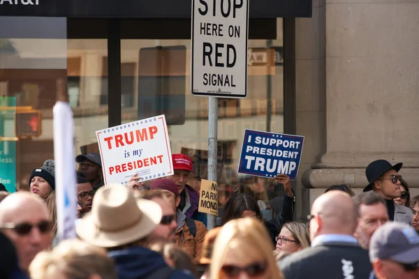 Manhattan, New York, ABD - 11 Kasım. 2019: Gaziler Günü kutlamaları sırasında New York 'ta Donald Trump' ın konuşması sonrasında Trump taraftarları. Pro Trump işaretleri tutan insanlar.