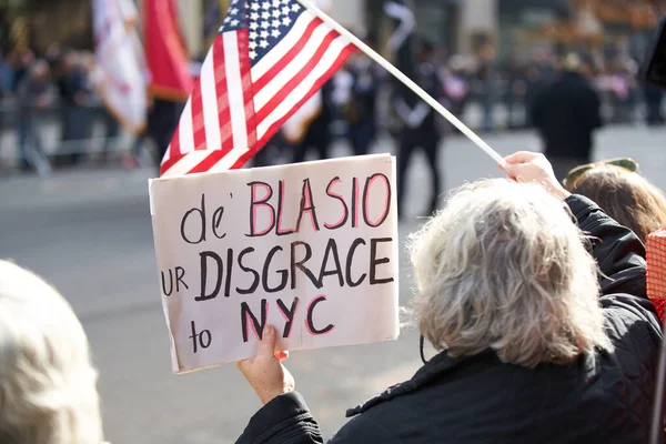 Манхэттен Нью Йорк Сша Ноября 2019 Пожилая Леди Табличкой Blasio — стоковое фото