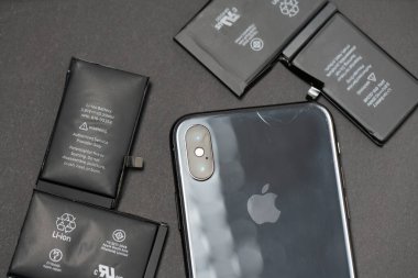 Bolzano, İtalya - 28 Ekim. 2021: Iphone X, pil değiştirme, şişmiş telefon bataryası. Lityum Bataryasının yangın tehlikesi