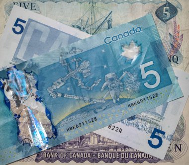 Toronto, Kanada - 30 Ekim. 2021: 5 CAD Tasarısı üzerinde 5 Kanada Doları Banknotları, Astronot ve Uzay İstasyonu