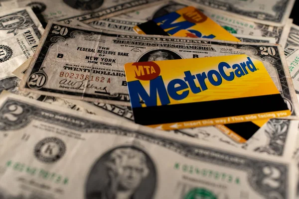 Manhattan Nowy Jork Usa Marca 2021 Karta Metra Banknotach Dolarów — Zdjęcie stockowe