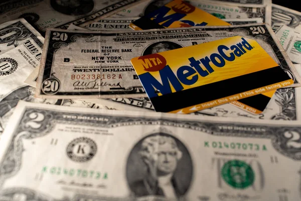 Manhattan New York Usa Března 2021 Dvě Dolarové Bankovky Metro — Stock fotografie