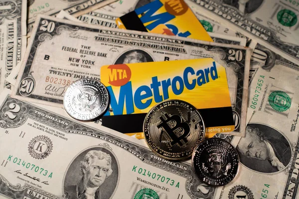 Manhattan Nowy Jork Usa Marca 2021 Bitcoin Karcie Metra Banknotach — Zdjęcie stockowe