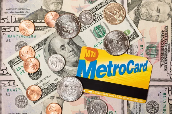 Manhattan Nowy Jork Usa Kwietnia 2021 Metrocard Banknotach Sto Dolarów — Zdjęcie stockowe