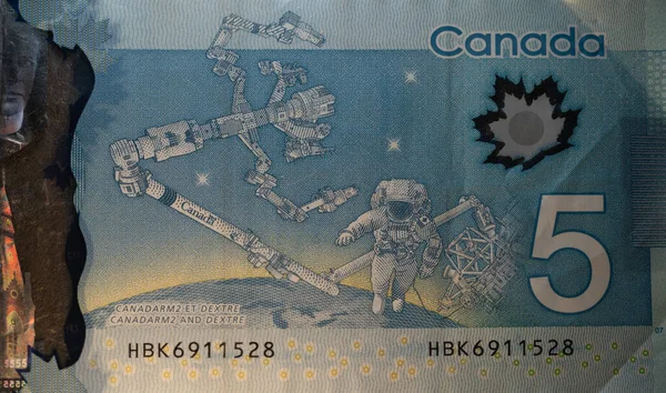 Toronto, Kanada - 30 Ekim. 2021: Arkasında Uluslararası Uzay İstasyonu olan beş Kanada Doları banknotu. Kanada 'da güzel modern para tasarımı