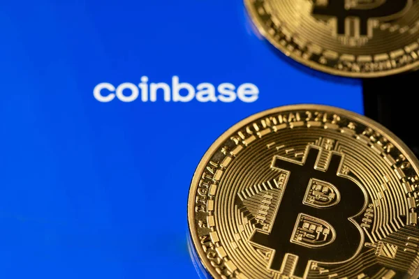 Bolzano Italië April 2021 Coinbase App Met Gouden Bitcoin Munten Rechtenvrije Stockafbeeldingen