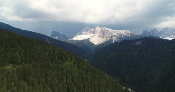 Aerial Felett Erdő Repül Felé Gyönyörű Dolomite Hegy Észak Olaszországban — Stock videók
