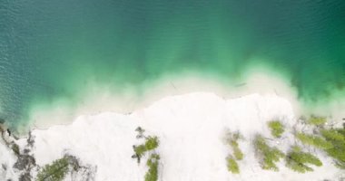 Beyaz Kum Sahili yukarıdan görünüyor, Tropikal Ada Sahili. Hava Sahil Manzarası. Cennet, boş kıyı şeridi. Yukarıdan aşağıya doğru. Turkuaz su, 4K derinliğinde kayboluyor. İnsansız Genel Sahil