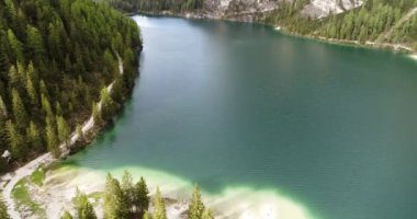 Hava Dağları, Pragser Wildsee 'de manzara, Güney Tyrol, İtalya' da popüler seyahat merkezi. Yukarıdan Aerial Lake manzaralı, 4K 'de el değmemiş beyaz plajlar. Alplerdeki Dünya Cenneti
