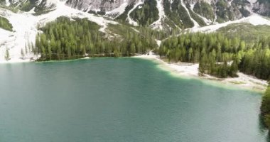 Alto Adige 'deki Lago di Braies. Fanes Park 'taki Aerial Alpine Gölü. Arka plandaki Göl ve Dağların Hava Manzarası Alplerdeki Orman 'ı sardı. 4K 'da kuş bakışı görüntü