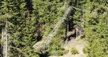 Kırık elektrik direğinin antresi. Elektrik hattı fırtınadan sonra ağaçlara yaslanıyor
