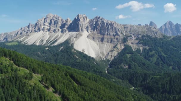 Güney Tyrol Dolomitlerin Hava Geri Çekilmesi Ormanın Üzerinde Uçuyor — Stok video
