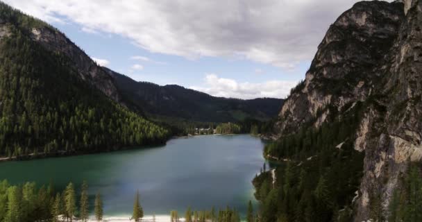 Όμορφη Εναέρια Τοπίο Στις Άλπεις Λίμνη Braies Αεροφωτογραφία Πάνω Treetops — Αρχείο Βίντεο