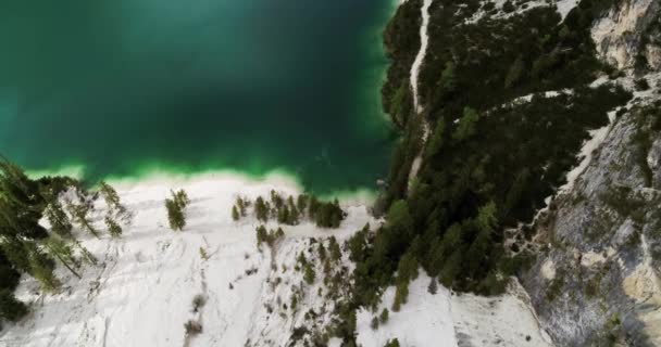 Lago Claro Prístino Los Alpes Rodeado Árboles Playas Blancas Aerial — Vídeos de Stock