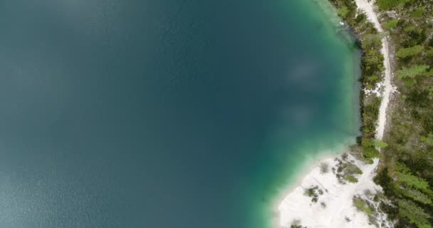 Aerial Lake Van Boven Naar Beneden Uitzicht Alpine Lake Shore — Stockvideo