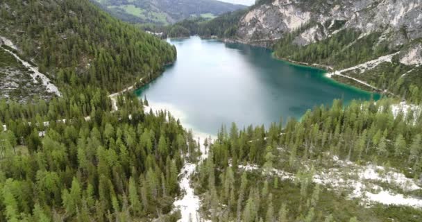 Krajobraz Powietrzny Las Jezioro Otoczone Stromymi Górami Alpach Ogólny Widok — Wideo stockowe