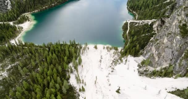 Letecký Výhled Alpské Jezero Široký Záběr Bílá Pláž Jezero Braies — Stock video