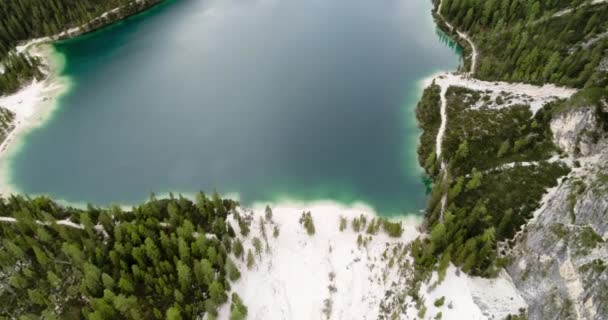 Jezioro Alpejskie Dolomitach Góry Jezioro Braies Południowym Tyrolu Krajobraz Lotniczy — Wideo stockowe