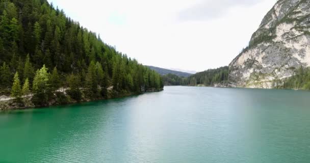 Nízko Letící Dron Pohled Jezero Braies Alpách Čistá Klidná Voda — Stock video