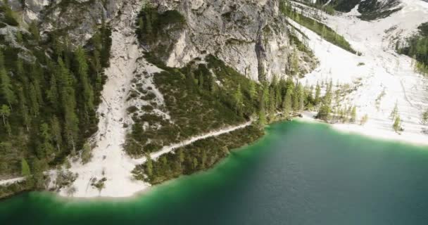 Shore Line Στη Λίμνη Prags Περιβάλλεται Από Απότομες Βουνά Εναέρια — Αρχείο Βίντεο