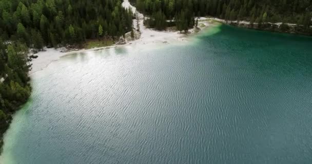 Pragser See Italien Beliebtes Touristenziel Den Alpen Luftaufnahmen Weiße Strände — Stockvideo