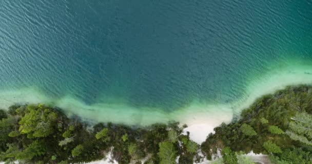 Top Aerial Lake Alperna Vackra Vita Sandstränder Uppifrån Flyglandskap Italien — Stockvideo