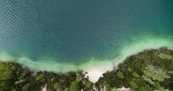 Воздушный Пейзаж Альпах Сверху Озеро Бирюзовая Вода Белые Песчаные Пляжи — стоковое видео