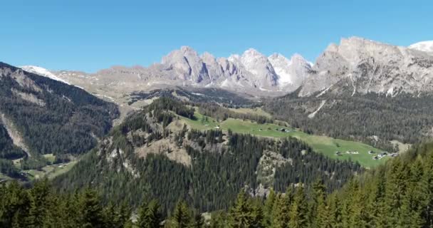 Val Gardena South Tyrolの美しいアルパイン山脈の空中4K — ストック動画