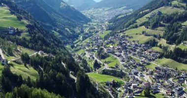 Val Gardena 'da Santa Christina' nın havası. 4K ilkbaharında güzel bir Alp kasabası