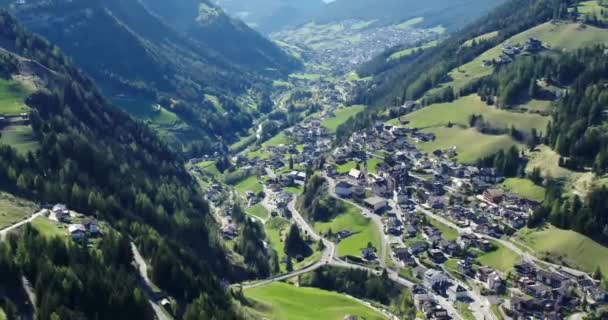 Santa Christina Levegője Val Gardenában Gyönyörű Alpesi Város Tavasszal — Stock videók