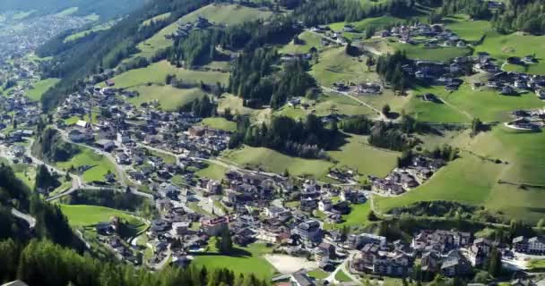 Słoneczny Dzień Alpach Aerial Alpejskiego Miasta Val Gardena Piękny Krajobraz — Wideo stockowe