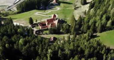 Alplerdeki güzel kalenin Ortaçağ Şatosu hava görüntüleri. Val Gardena 4K