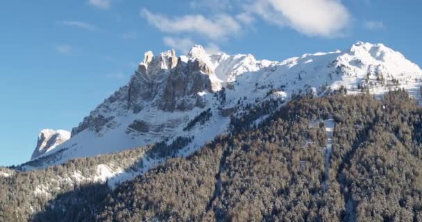 阿尔卑斯山的空中风景 美丽的大自然 覆盖着高山和森林的积雪 意大利南蒂罗尔的景观 — 图库视频影像