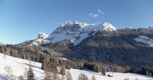 アルプスの美しい冬の風景です 雪の空中ビューの下の山や森をカバーした 冬のアウトドアアドベンチャー 美しい自然と荒野を体験 — ストック動画