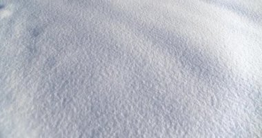 Karların üzerinde uçmak, karla kaplı araziye yakın durmak. Beyaz toz havası. Rahatlatıcı ve sakinleştirici doğa, konsept