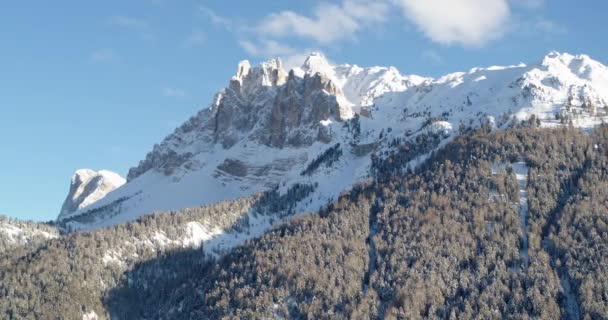 空中の山の風景は アルプスの山の周りを回転 雪に覆われた美しい冬の風景 木々や山 冬の季節のコンセプト中の冒険 — ストック動画