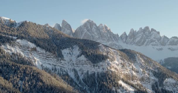 アルプスの美しい冬の風景です 雪の空中ビューの下の山や森をカバーした 冬のアウトドアアドベンチャー 美しい自然と荒野を体験 — ストック動画