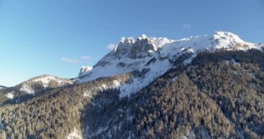 Dolomitlerdeki güzel dağ manzarası. Karla kaplı hava manzarası. Dağlar ve ormanlar yukarıdan görünüyor