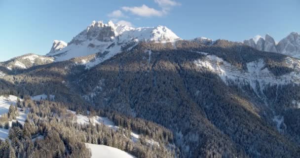 壮大な山の風景 雪の美しい空中ビューは 村の谷 南チロルの山々をカバーした ドロミテの冒険の探求者の楽園 — ストック動画
