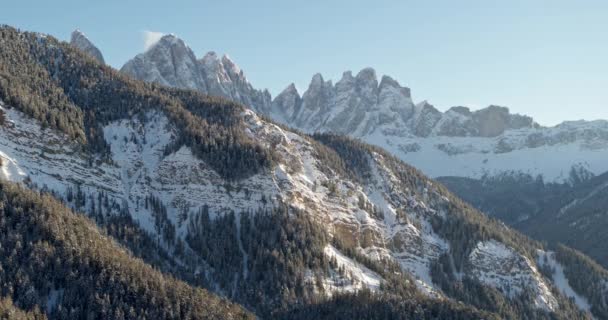 ドロミテのセセセダのガイスラー山脈 イタリアのヴィルンスからの眺め 冬の空中景観 美しい自然と荒野 冒険とリラックスのための人気の観光地 — ストック動画