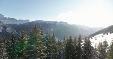 Alplerdeki hava manzarası. Doğada enerji yenilenmesi ve yeniden şarj edilmesi. Güney Tyrol 'da güzel bir vahşi doğa görüldü. Popüler bir turizm beldesi. Doğayı keşfet ve tecrübe et.