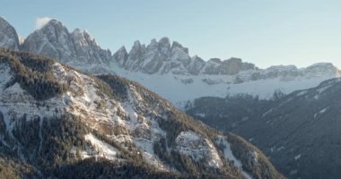 Alplerdeki ünlü dağların hava görüntüsü. Kış boyunca Seceda ve Geisler Dağları. Güney Tyrol 'daki dağları ve ormanları kar kapladı. Açık havada macera için popüler bir turizm merkezi.