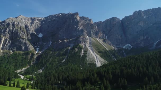 イタリアのエルベ峠の夏の風景空中 森を飛び越える — ストック動画