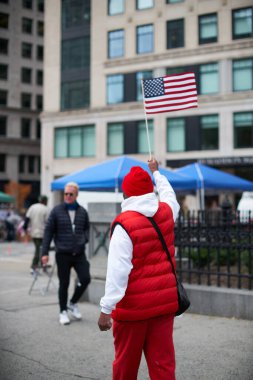 Manhattan, ABD - 11. Kasım 2021: Afro-Amerikan Erkekler ABD Bayrağı sallıyor. NYC 'de Savaş Gazileri