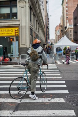 Manhattan, ABD - 11. Kasım 2021: Manhattan 'da Gaziler Günü Geçidi. NYC 'de Asyalı şapkalı adamlar bisiklete biniyor