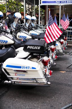Manhattan, ABD - 11. Kasım 2021: NYPD Polis Motorsikletleri New York 'ta park halinde ve ABD bayrakları sallanıyor. New York Polis Departmanı bisikletleri