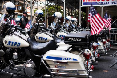 Manhattan, ABD - 11. Kasım 2021: NYPD Polis Motorsikletleri New York 'ta park halinde ve ABD bayrakları sallanıyor. New York Polis Departmanı bisikletleri
