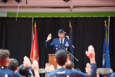 Manhattan, ABD - 11. Kasım 2021: ABD Hava Kuvvetleri Genelkurmay Başkanı General Charles Brown Jr. Yeni üyelerin önünde podyuma çıkma sözü verdi