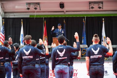 Manhattan, ABD - 11. Kasım 2021: Hava Kuvvetleri Genelkurmay Başkanı Orgeneral Charles Brown, Jr., Gaziler Günü Geçidi 'nden önce askere alınma yeminlerini ettikten sonra ertelenen gönüllü askerlerini kutladı.