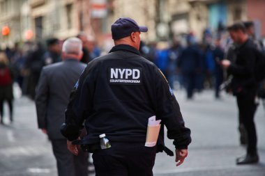 Manhattan, ABD - 11. Kasım 2021: New York 'ta NYPD Terörle Mücadele Birimi memuru. Manhattan 'da Gaziler Günü Geçidi. New York Polisi Terörle Mücadele